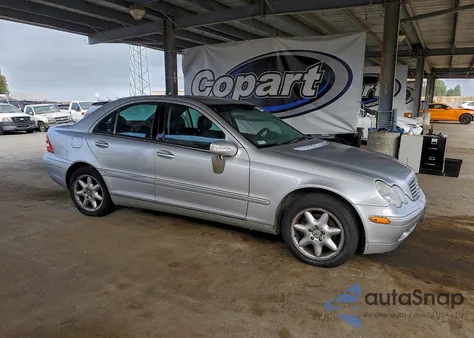 2003 Mercedes-Benz C 240 z USA, uszkodzony, nr VIN WDBRF61J43F371002